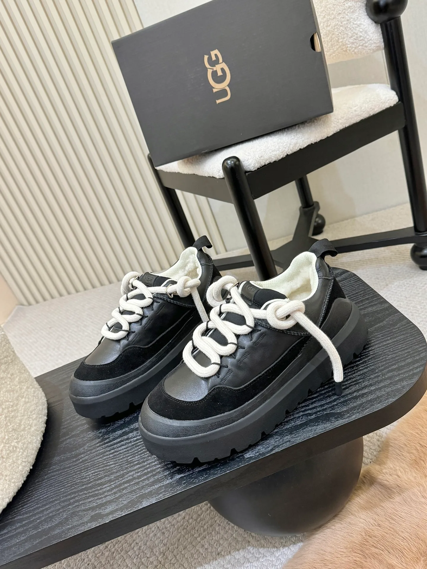 Men's shoes pP600! New UGG is on the market! Autumn and winter modern casual men's and women's low-cut shoes, snow boots, slippers, two-way shoes, this set of ugly bread shoes 🤏 Suede + sheepskin integrated lining, super convenient to step on. Adjustable upper straps. Velcro design adapts to various foot types. Thick soles hide flesh and are sexy, and feel like stepping on cotton☁️ When you go out on the street, you are chased and asked 🔗 Do you want to be lazy and fashionable in autumn and winter? Just lock this one💥 Style number, 1171355, size 35-41, men’s size 39-45